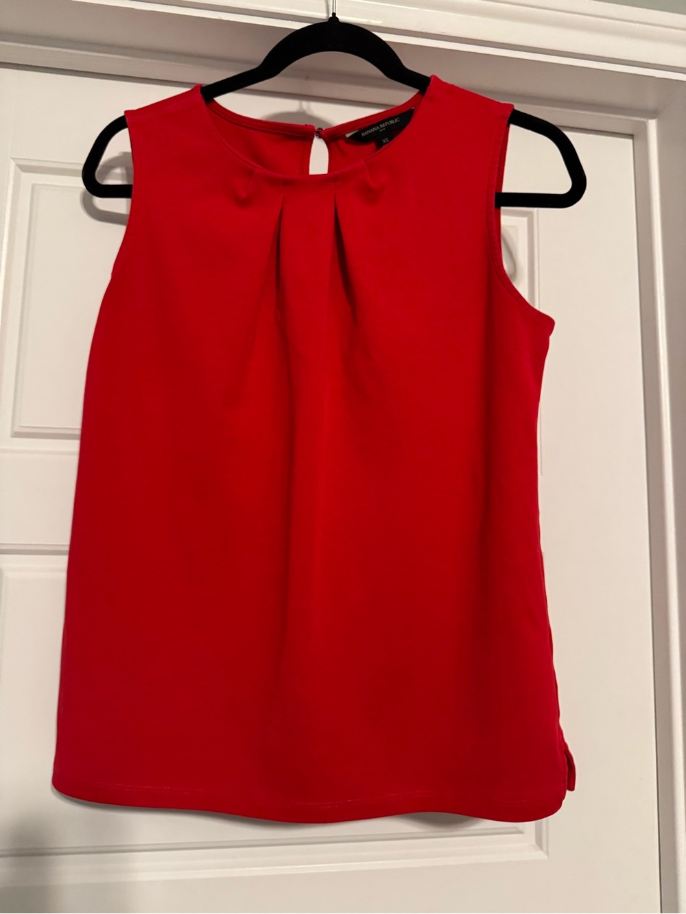Cotton Banana Republic Red Sleeveless Pleated Keyhole Blouse